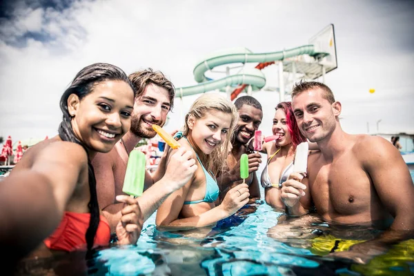 Amici che fanno festa in piscina — Foto Stock