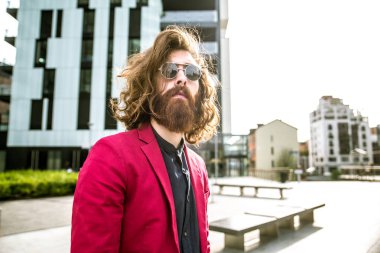 Kırmızı elbiseli yürüyen hipster adam 