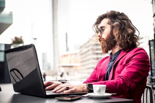 Laptop çalışma hipster adam — Stok fotoğraf