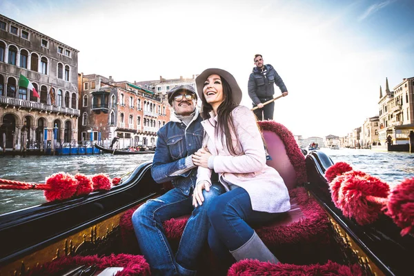 Coppia di innamorati in gondola veneziana — Foto Stock