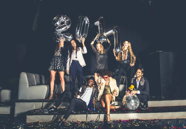Vänner som firar nyår i nattklubb — Stockfoto