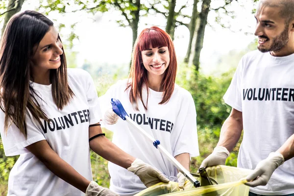 Voluntarios limpiando basura — Foto de Stock