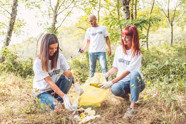 Freiwillige reinigen Müll — Stockfoto