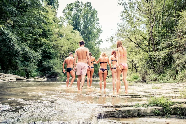 Amigos se divertindo no rio — Fotografia de Stock