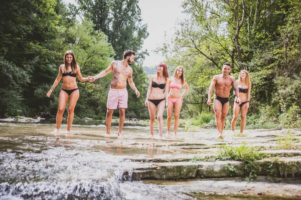 Друзья веселятся на реке — стоковое фото