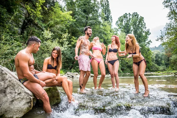 Freunde amüsieren sich am Fluss — Stockfoto