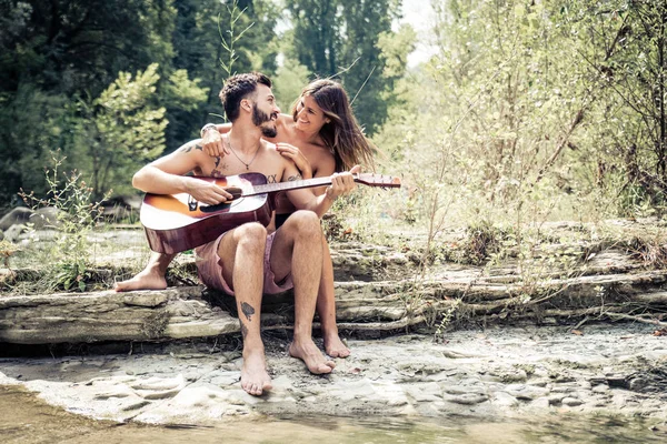 Pareja enamorada tocando la guitarra — Foto de Stock