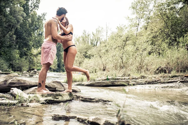 Couple amoureux à la rivière — Photo