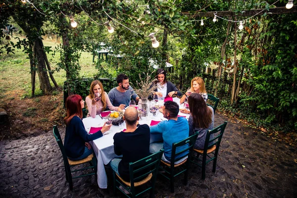 Amigos jantando no jardim — Fotografia de Stock