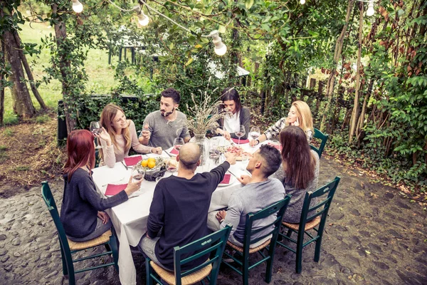 Amigos jantando no jardim — Fotografia de Stock