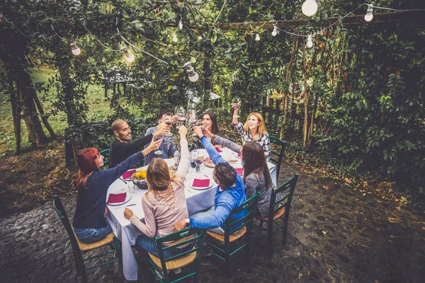 Amigos jantando no jardim — Fotografia de Stock