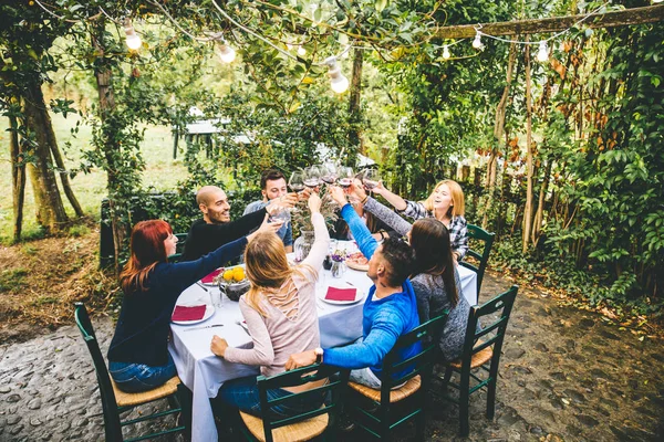 Vrienden hebben van diner in de tuin — Stockfoto