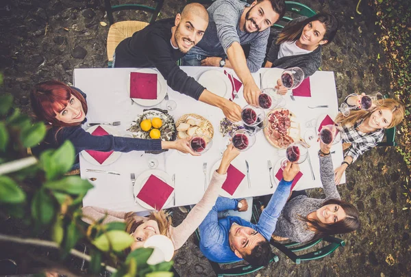 Vänner som åt middag i trädgården — Stockfoto