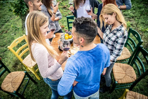 Vänner som åt middag i trädgården — Stockfoto