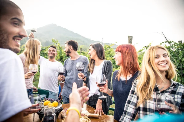 Amici che cenano in giardino — Foto Stock