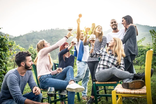 Amigos jantando no jardim — Fotografia de Stock