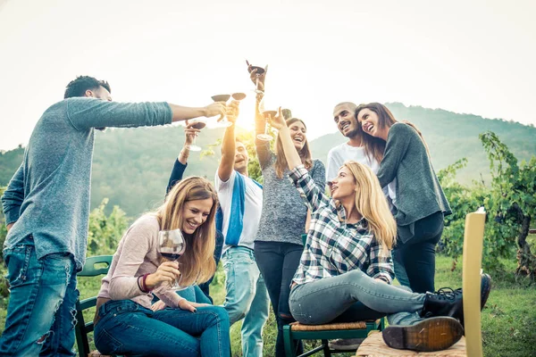 Amici che cenano in giardino — Foto Stock