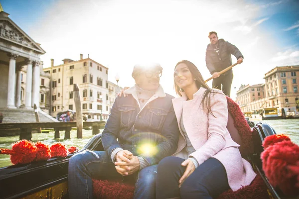 Пара влюбленных в венецианской гондоле — стоковое фото