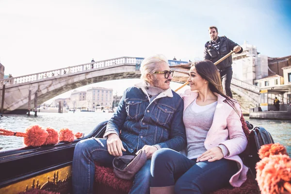 Par älskare i venetianska gondolen — Stockfoto