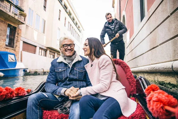 Casal de amantes em gôndola veneziana — Fotografia de Stock