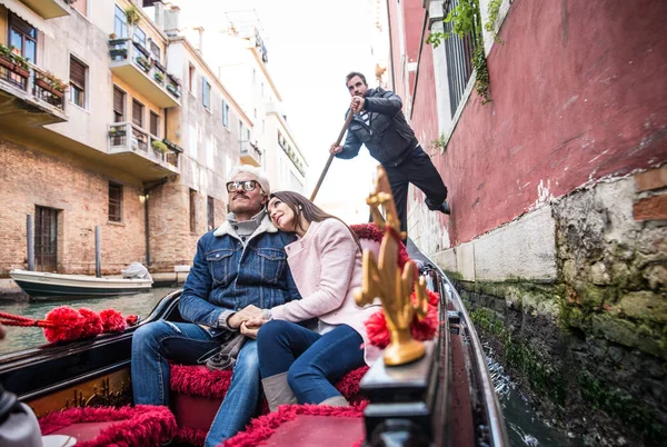 Cuplu de iubiți în gondola venețiană — Fotografie, imagine de stoc