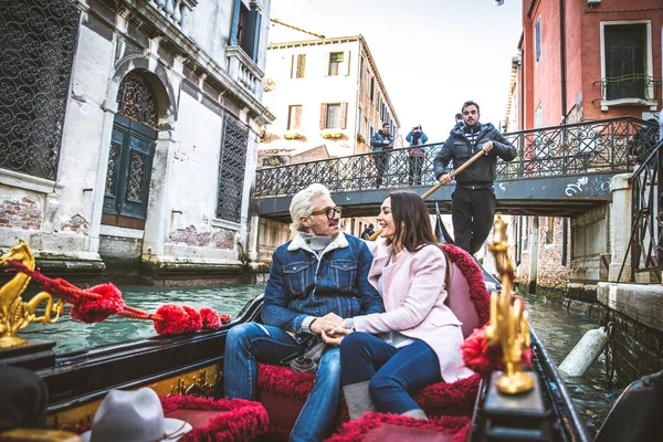 Cuplu de iubiți în gondola venețiană — Fotografie, imagine de stoc