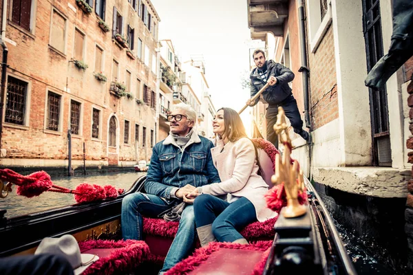 Coppia di amanti in gondola veneziana — Foto Stock