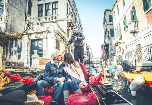 对情侣在威尼斯贡多拉 — 图库照片