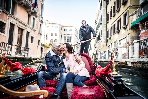Par elskere i venetiansk gondol - Stock-foto