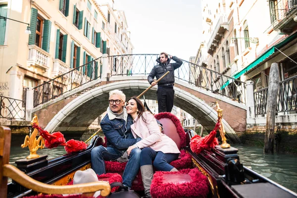 Par älskare i venetianska gondolen — Stockfoto