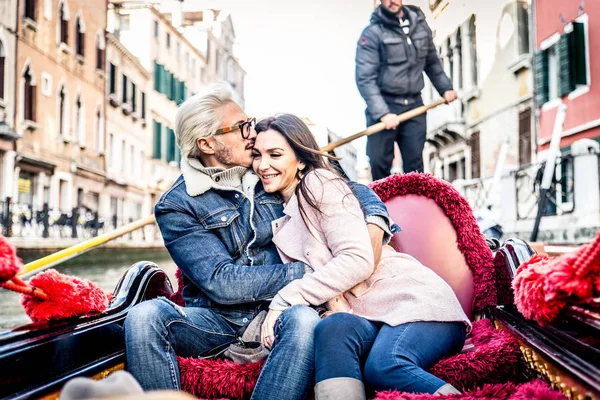 Casal de amantes em gôndola veneziana — Fotografia de Stock