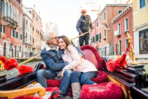 Casal de amantes em gôndola veneziana — Fotografia de Stock