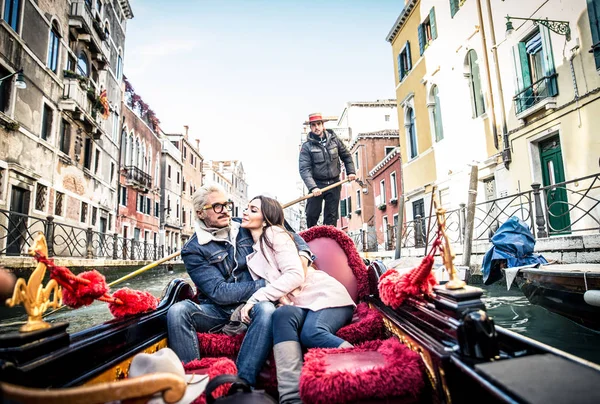 Venedik gondol severler birkaç — Stok fotoğraf
