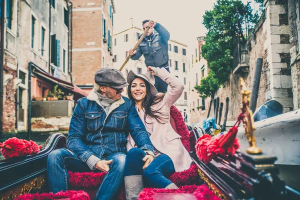 Couple d'amoureux en gondole vénitienne — Photo