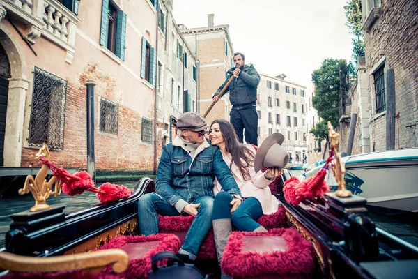 Pareja de amantes en góndola veneciana — Foto de Stock