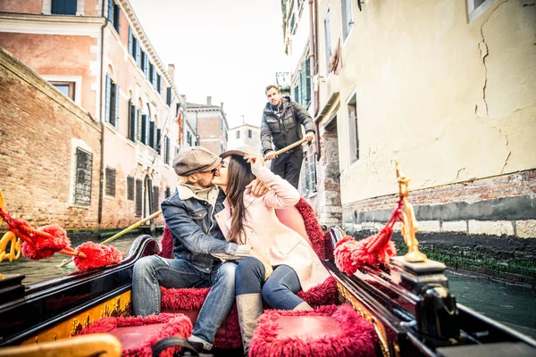 ヴェネチアのゴンドラで恋人のカップル — ストック写真