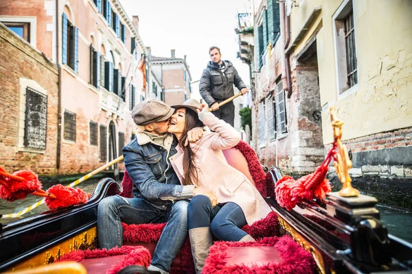 Пара влюбленных в венецианской гондоле — стоковое фото