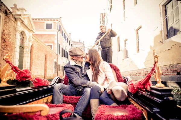 Pareja de amantes en góndola veneciana — Foto de Stock