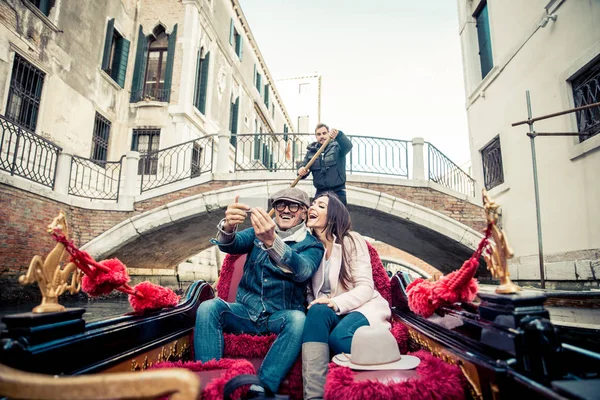 Cuplu de iubiți în gondola venețiană — Fotografie, imagine de stoc