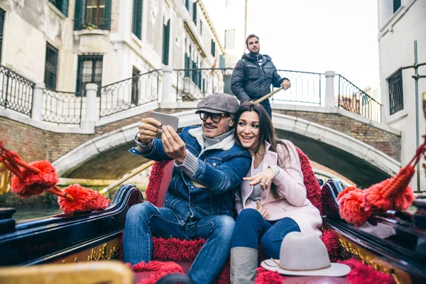 Casal de amantes em gôndola veneziana — Fotografia de Stock