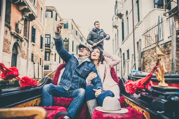 Couple d'amoureux en gondole vénitienne — Photo