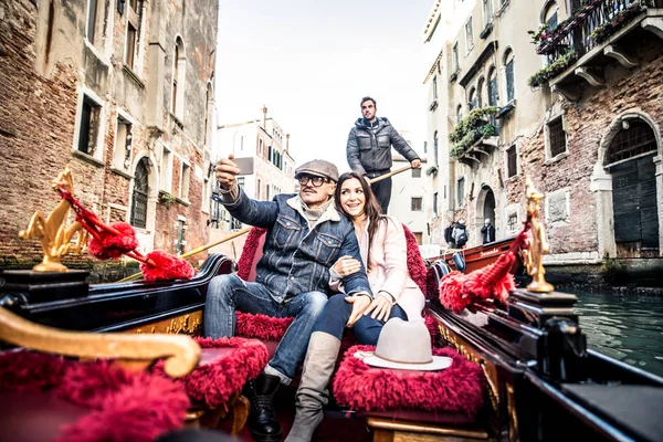 Coppia di amanti in gondola veneziana — Foto Stock