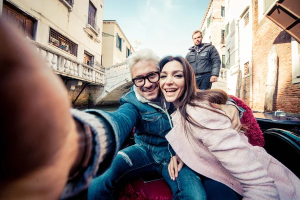 Par älskare i venetianska gondolen — Stockfoto