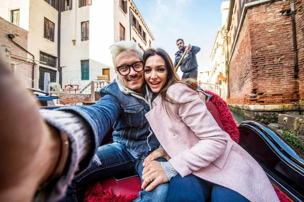 Pareja de amantes en góndola veneciana — Foto de Stock