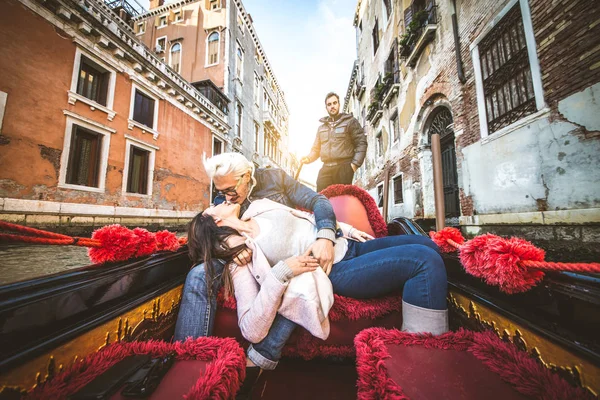 Coppia di amanti in gondola veneziana — Foto Stock