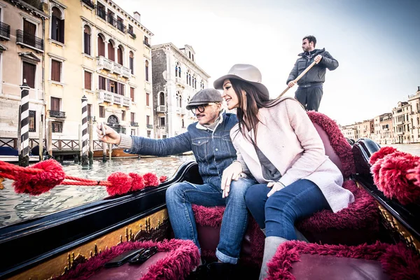Pareja de amantes en góndola veneciana — Foto de Stock