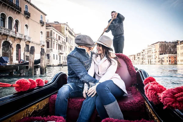 Coppia di amanti in gondola veneziana — Foto Stock