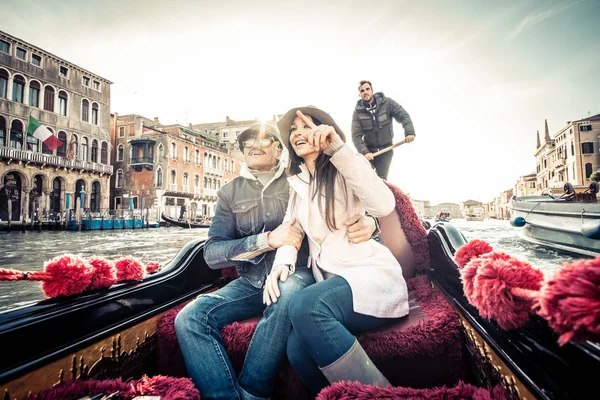 Casal de amantes em gôndola veneziana — Fotografia de Stock