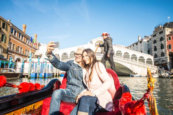 Couple of lovers in venetian gondola — Stock Photo, Image