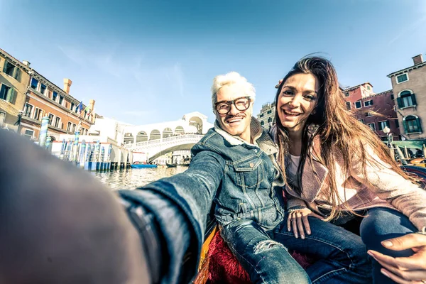 Coppia di amanti in gondola veneziana — Foto Stock